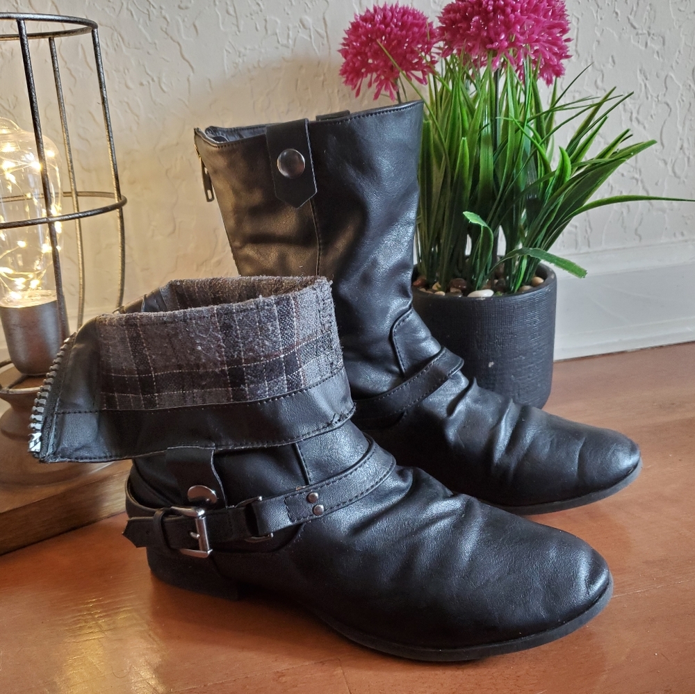 Black convertible ankle boots-size 6- Wet Seal